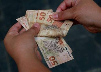 O que faz o dinheiro acabar antes do mês terminar