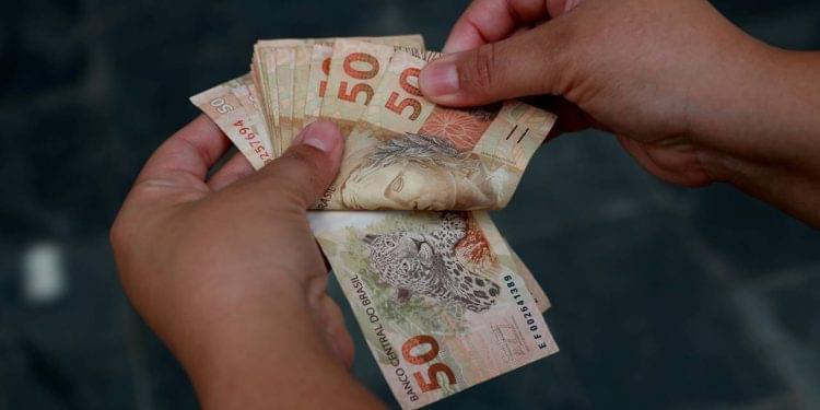 O que faz o dinheiro acabar antes do mês terminar