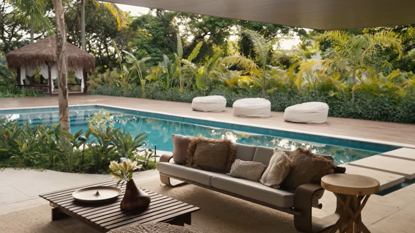 Cantora inicia turnê de Carnaval e vive em mansão de luxo