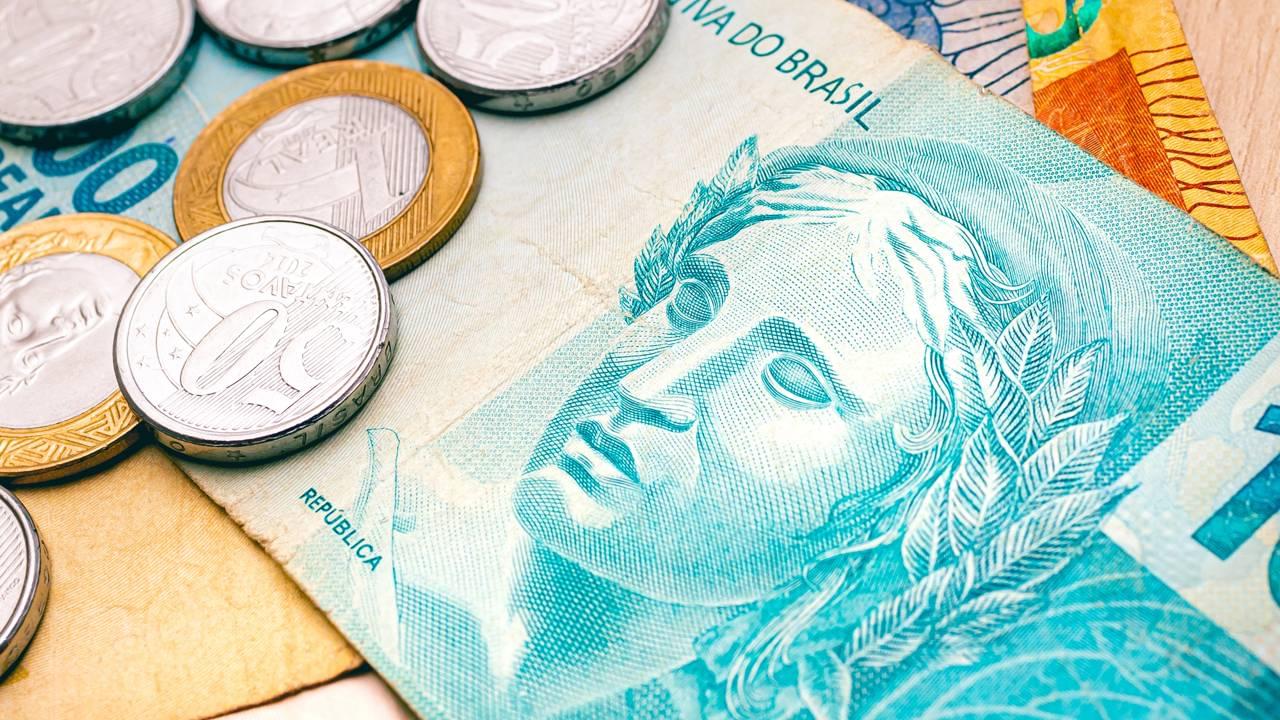 O custo invisível que pesa mais no orçamento do brasileiro